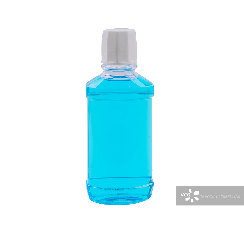 淡蓝色背景上的漱口水瓶，用于口腔卫生护理。漱口水有助于对抗口臭、蛀牙和牙菌斑，是牙科护理产品图片素材