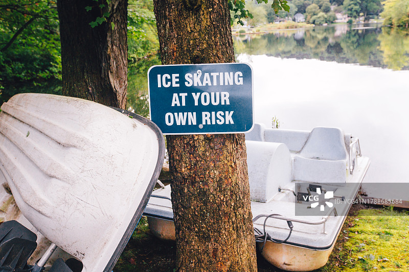 湖区社区小心警示标志图片素材