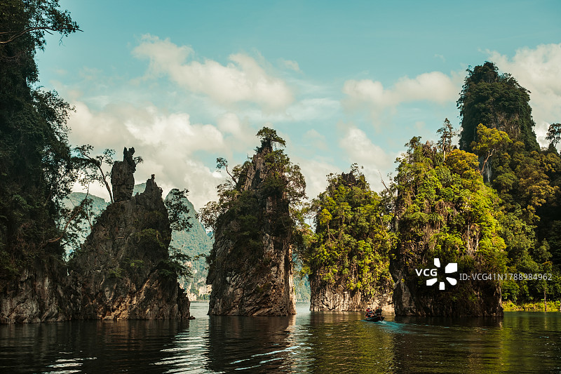 水中的岩石图片素材