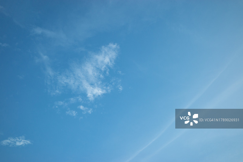 晴空万里，白云朵朵图片素材