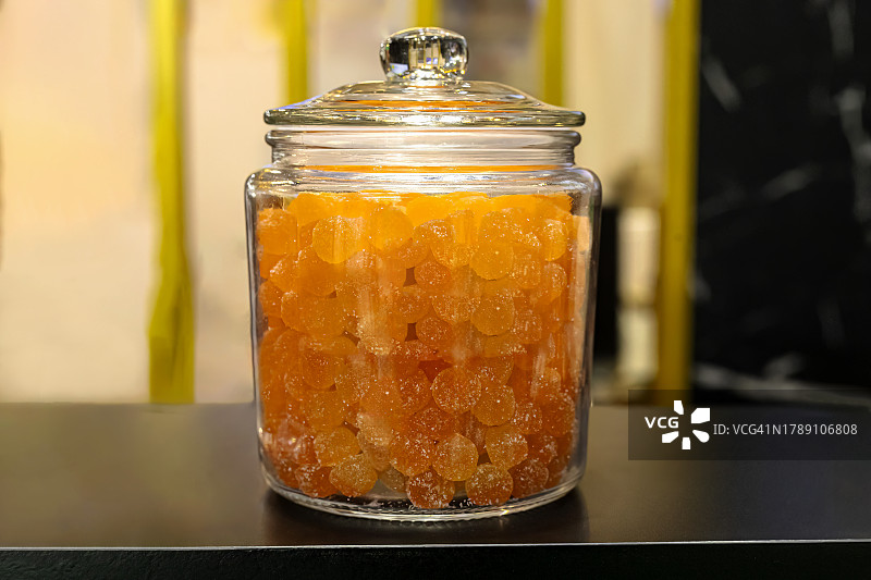 三个玻璃罐中的糖果和甜点图片素材