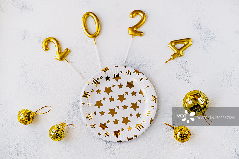 金色2024和新年玩具装饰盘图片素材