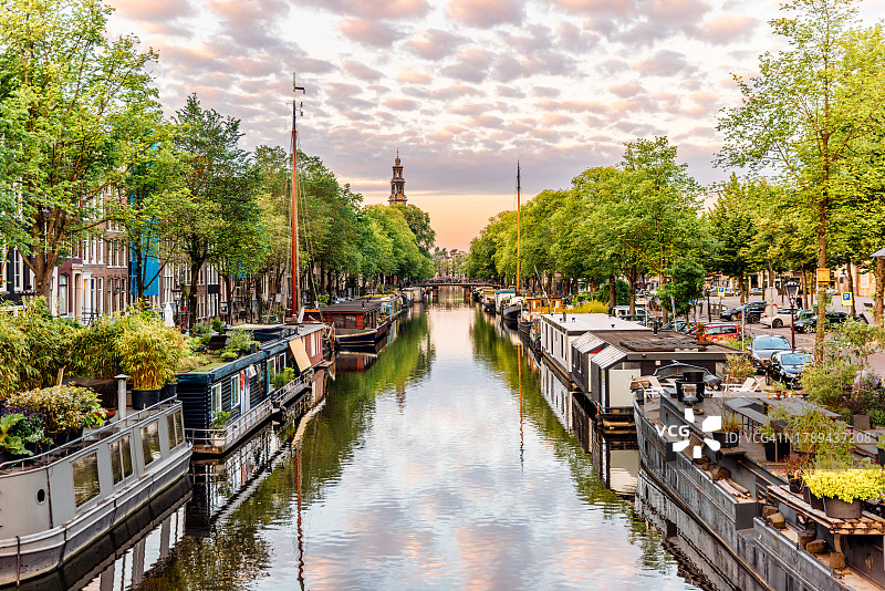 阿姆斯特丹王子运河日出时的船屋图片素材