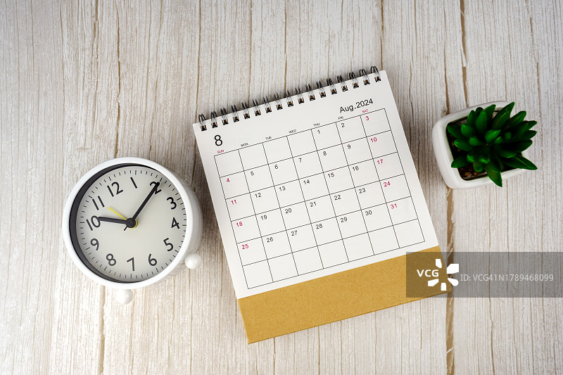 带有盆栽植物和闹钟的2024年8月桌面日历图片素材