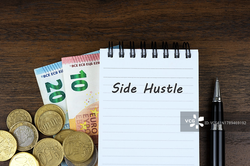 带有文字 Side Hustle 的笔记本图片素材