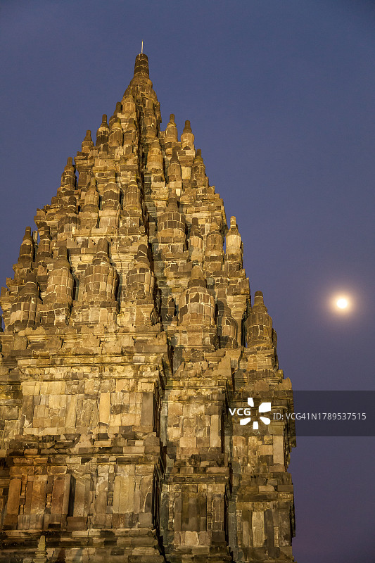 普兰巴南寺庙和月亮图片素材