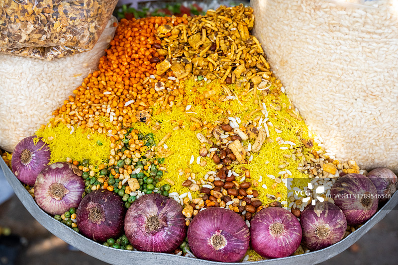 印度阿格拉色彩鲜艳的素食街头食品摊贩图片素材