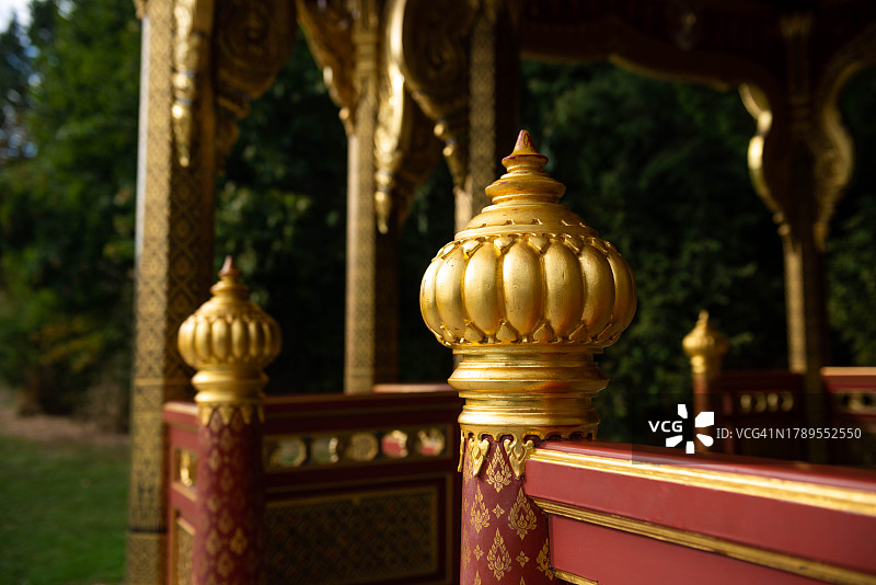瑞士洛桑德南图公园泰国馆栏杆的金色细节图片素材