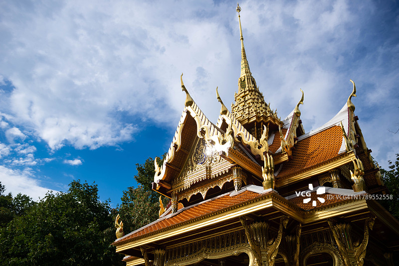 瑞士洛桑德南图公园的泰国凉亭屋顶图片素材