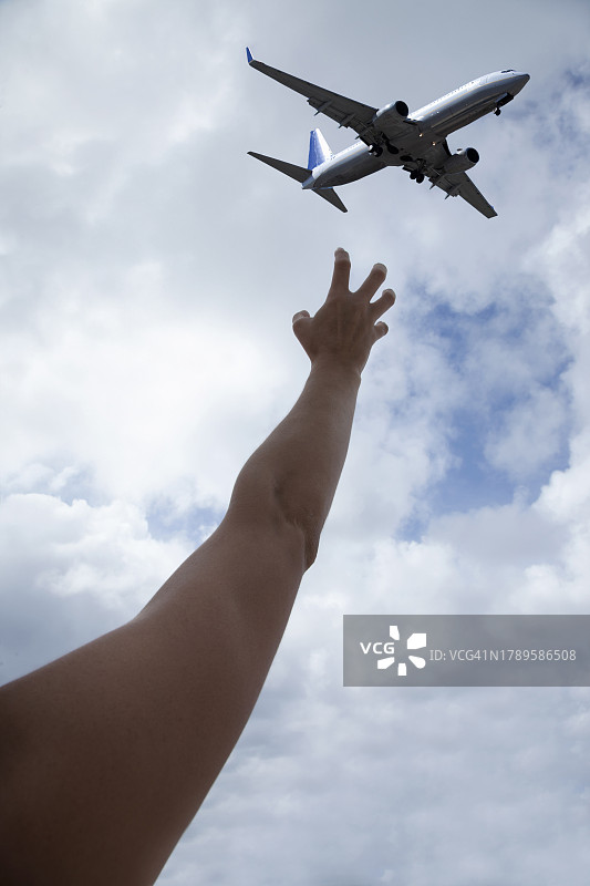 男人手试图抓住飞机图片素材