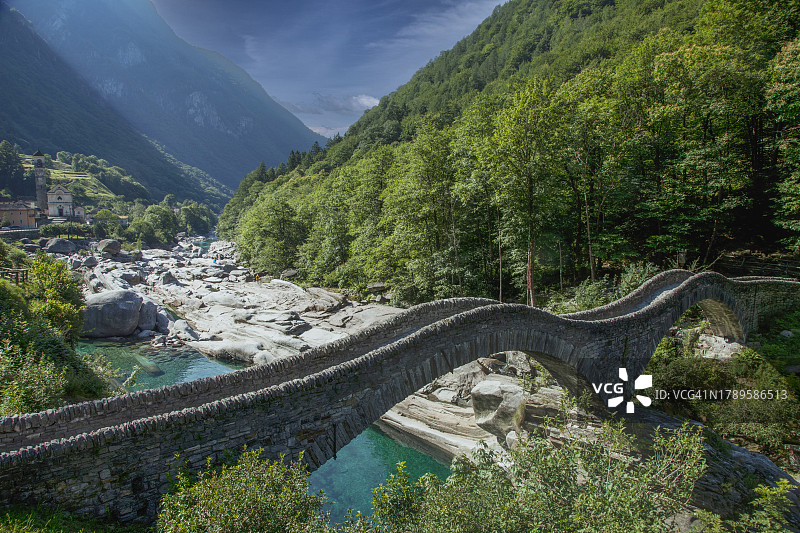 瑞士河流上的罗马桥图片素材