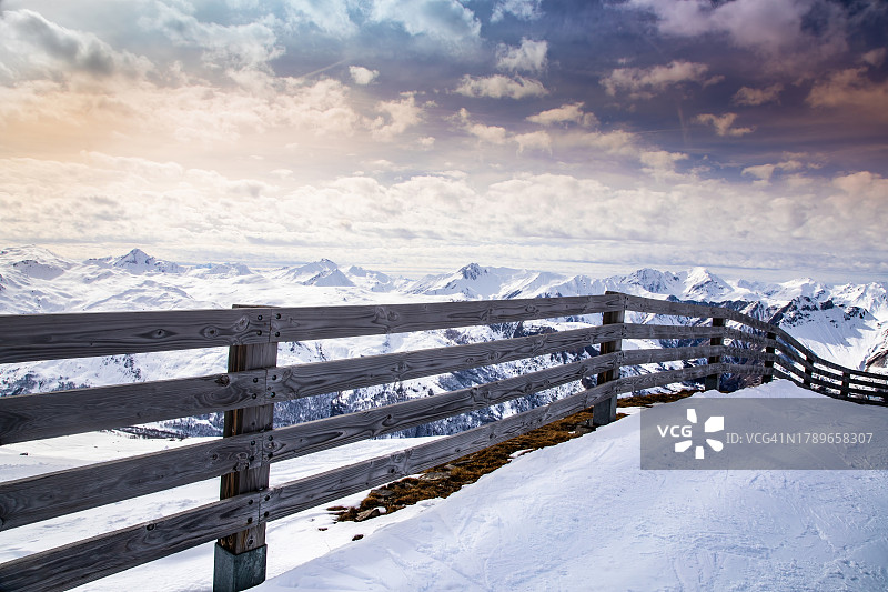 山间栅栏图片素材