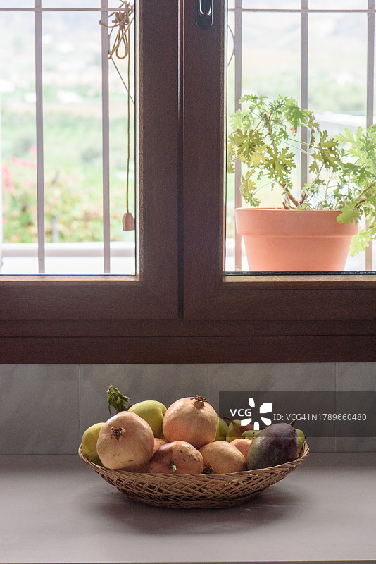 白色桌上的新鲜水果篮图片素材