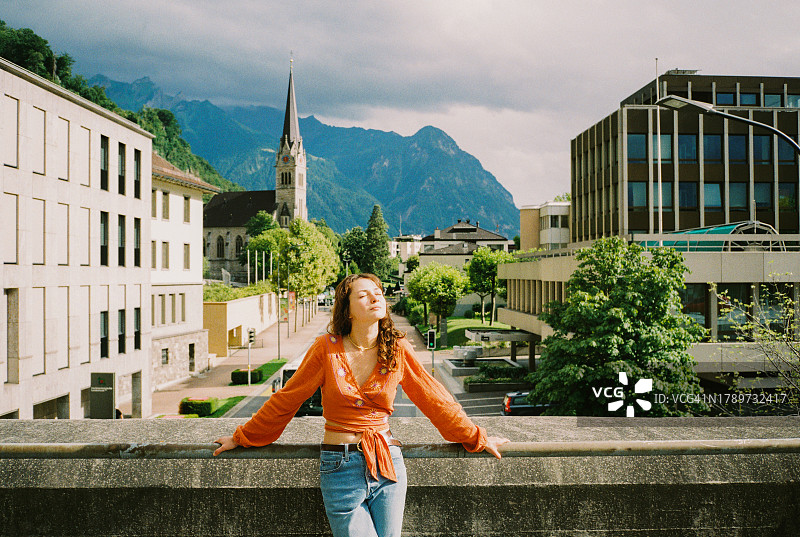 女人夏季在列支敦士登城市行走图片素材