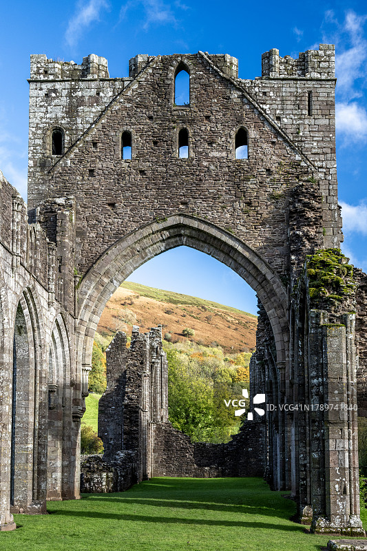 布雷肯比肯斯国家公园黑山中的兰索尼修道院遗址图片素材