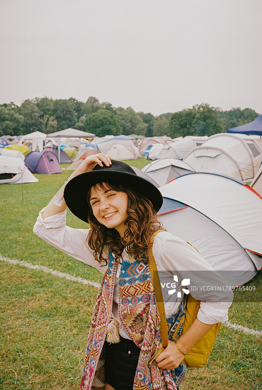 在节日露营地穿着时髦的戴帽子女人图片素材