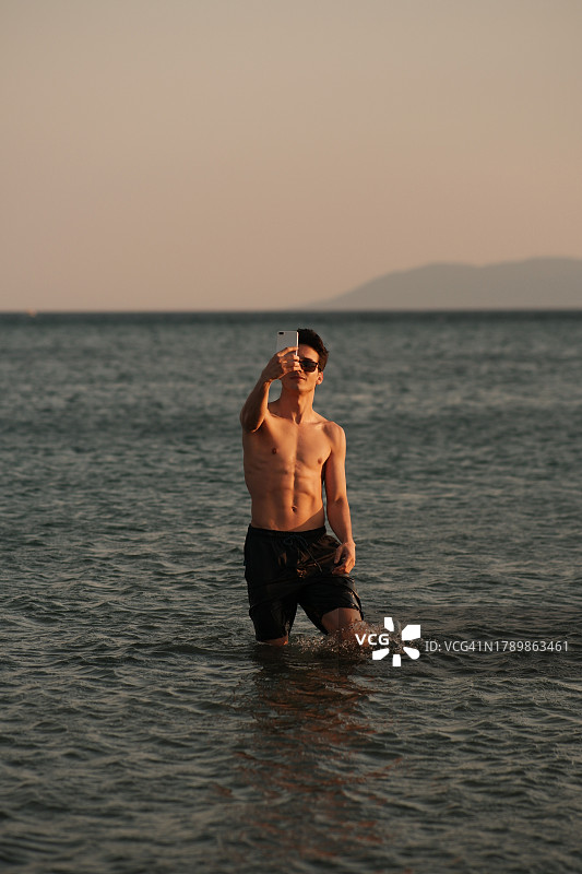 在海边自拍的英俊男孩图片素材