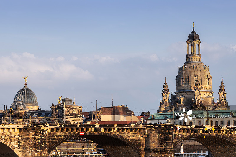 德累斯顿老城天际线与历史悠久的阿尔伯特桥（萨克森/德国）图片素材