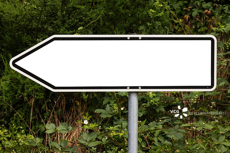 自然环境中的空白白色箭头标志图片素材