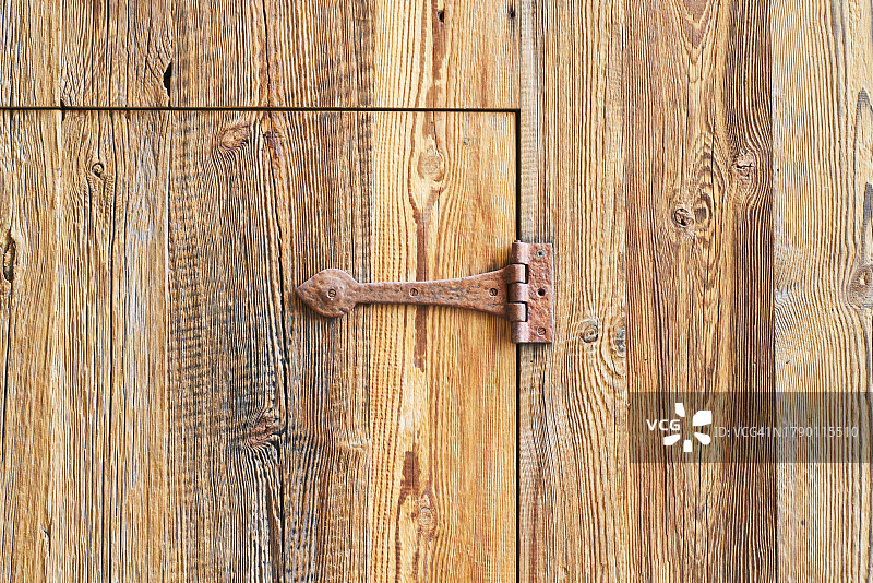 木门上的金属锈铰链纹理图片素材