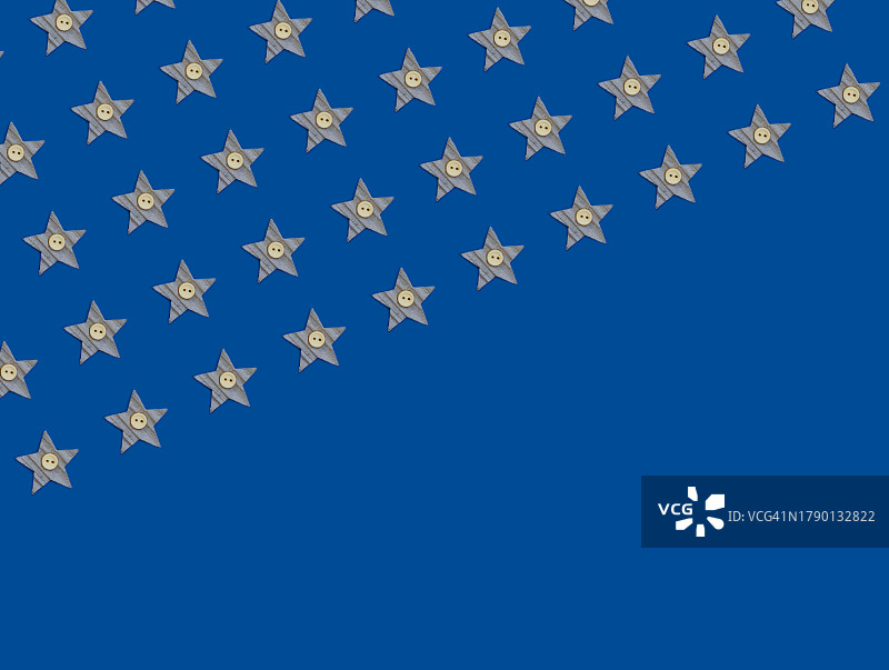 蓝色背景上的纸板星星和阳光纽扣图片素材