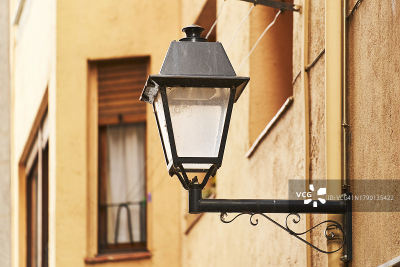 房屋外墙上的复古风格灯的侧视图，周围没有人图片素材