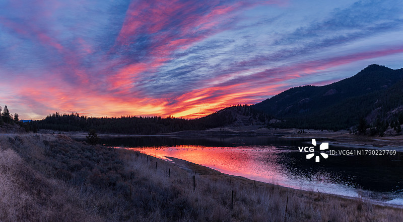 汤普森奥卡纳根BC省农田上的彩色日出图片素材
