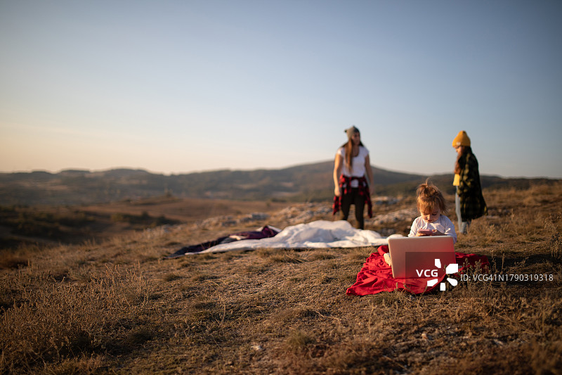 幸福的年轻家庭搭建露营帐篷图片素材