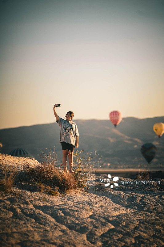 在卡帕多西亚自拍的年轻青少年图片素材