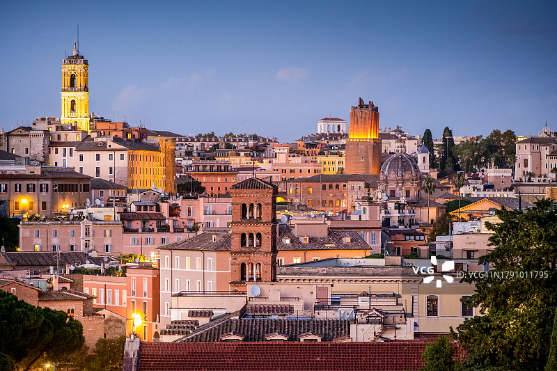从阿文提诺山橘园看到的罗马城市夜景图片素材