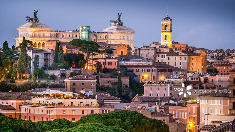 从阿文提诺山橘园看到的罗马城市夜景图片素材