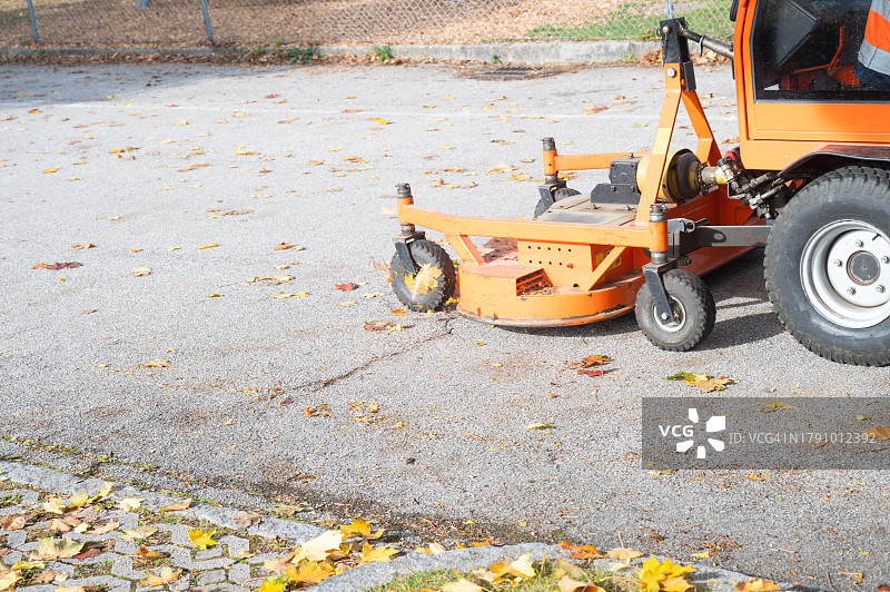 有人用机器清扫街道上的落叶图片素材