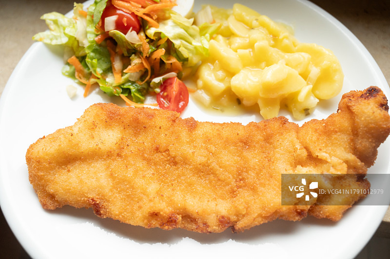 维也纳炸肉排、土豆和沙拉拼盘图片素材
