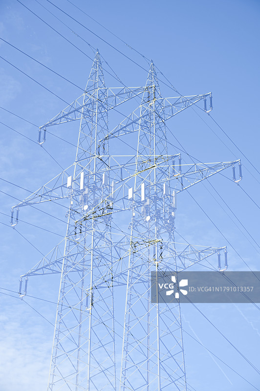 蓝天下高压电塔图像图片素材