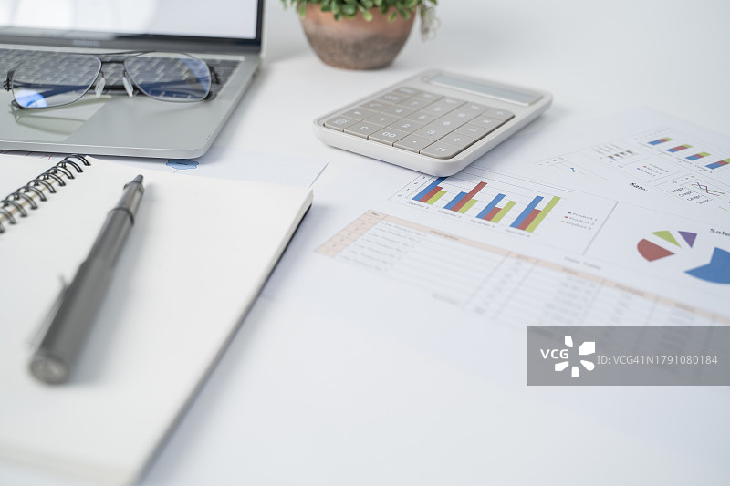 计算器和总结报告，商务规划和管理概念图片素材