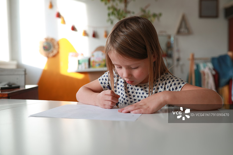 5岁儿童在家独立练习写作图片素材