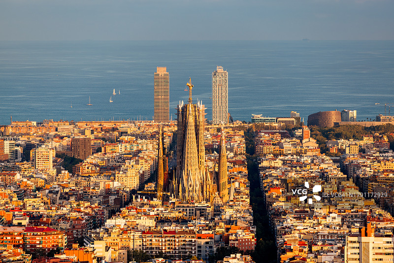 西班牙加泰罗尼亚巴塞罗那日落 aerial 城市景观图片素材