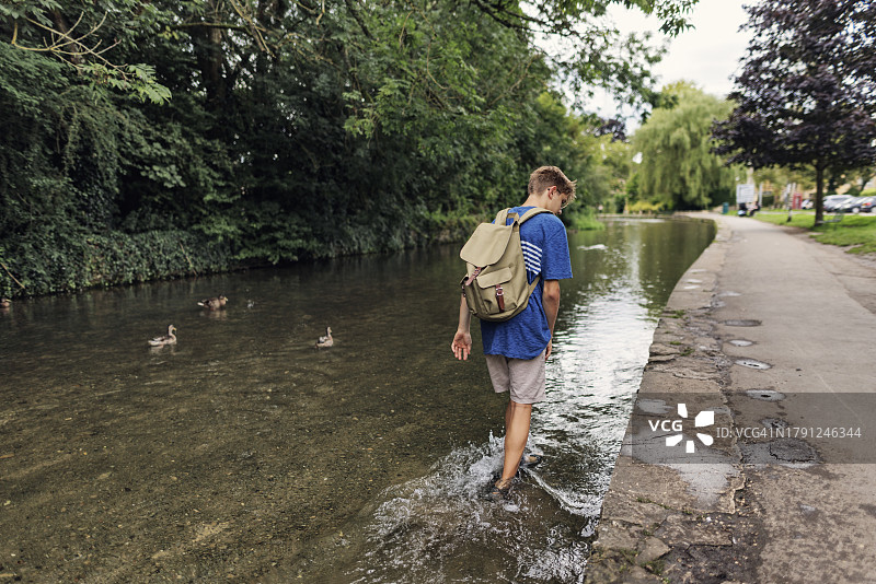 在水上伯顿村温德拉什河中涉水的少年图片素材