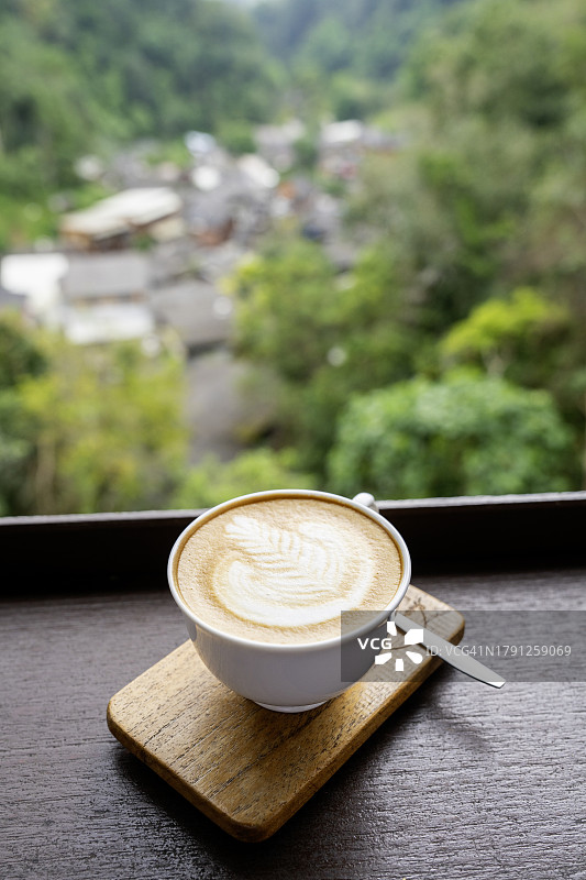 木桌上的拿铁咖啡图片素材