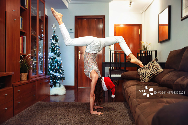 女人做倒立图片素材