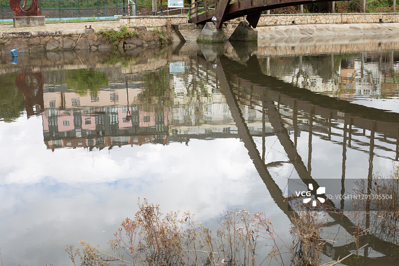 贝坦索斯河口大桥的倒影图片素材