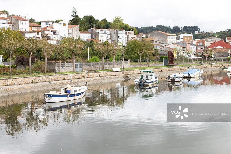 贝坦索斯河口的船只图片素材