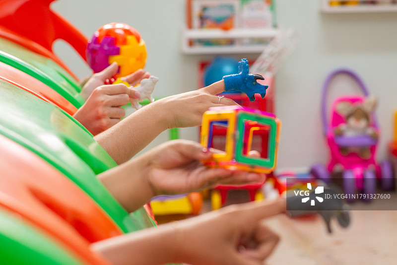 巨型彩色玩具蜈蚣伸出大拇指图片素材