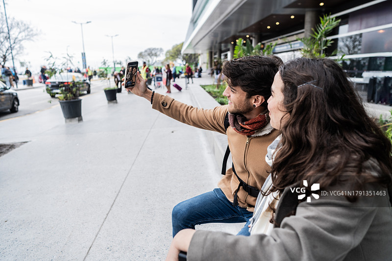 旅行中的中年夫妇在户外自拍或拍摄图片素材