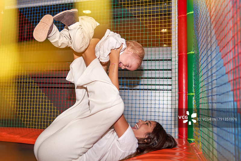在生日派对上和表妹一起玩的少女图片素材