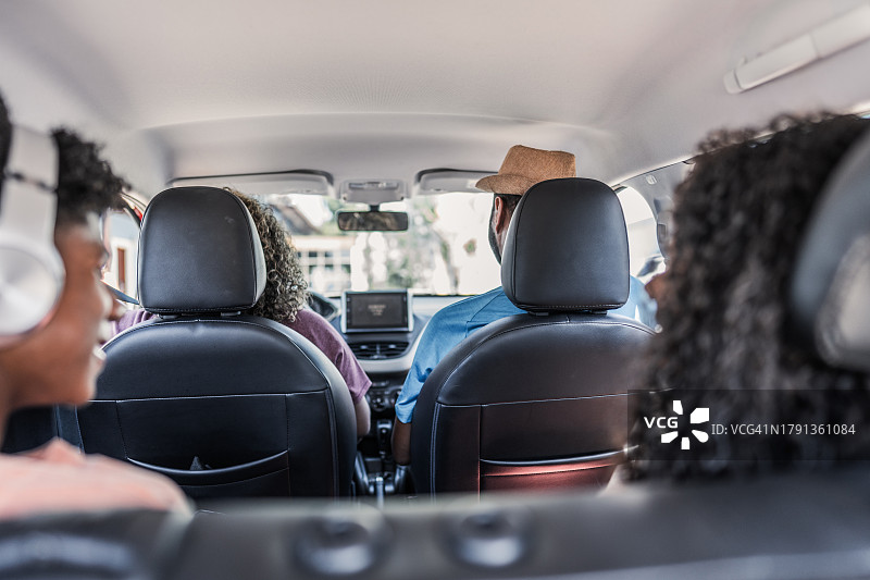 一家人在自驾游中的背影图片素材