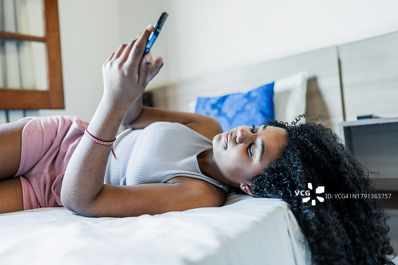 女孩在酒店房间使用手机图片素材