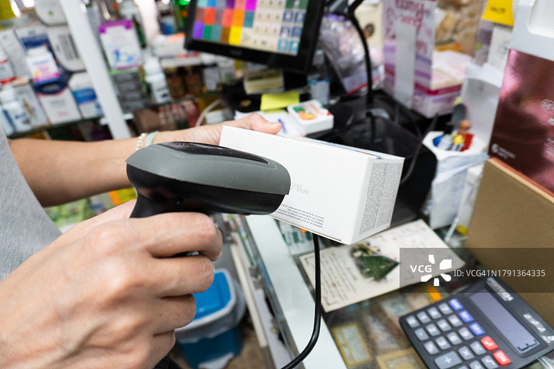 匿名女人使用条形码扫描仪图片素材