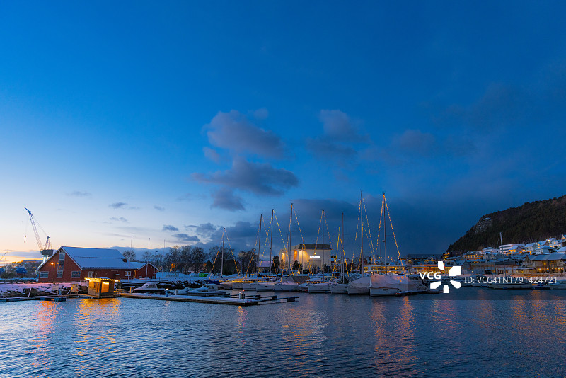 挪威港口圣诞灯饰游艇风景图片素材