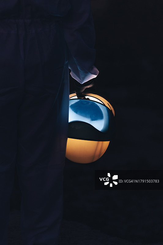 在美国德克萨斯州大本德国家公园，男子拿着带有太空头盔的抽象概念图片素材